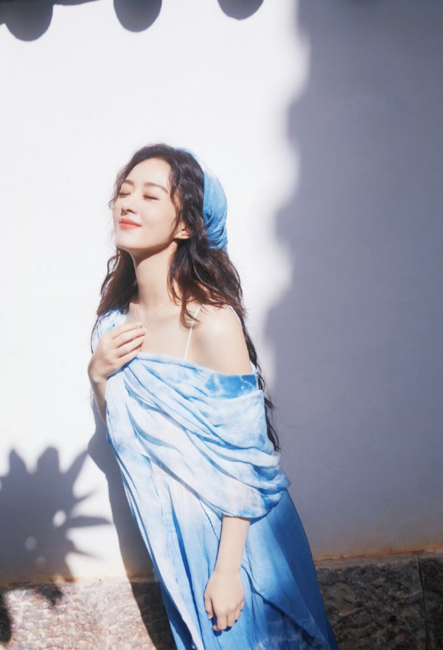 婀娜多姿,飘飘欲仙的#赵丽颖# 一袭蓝色扎染吊带裙,配赔同款头巾和