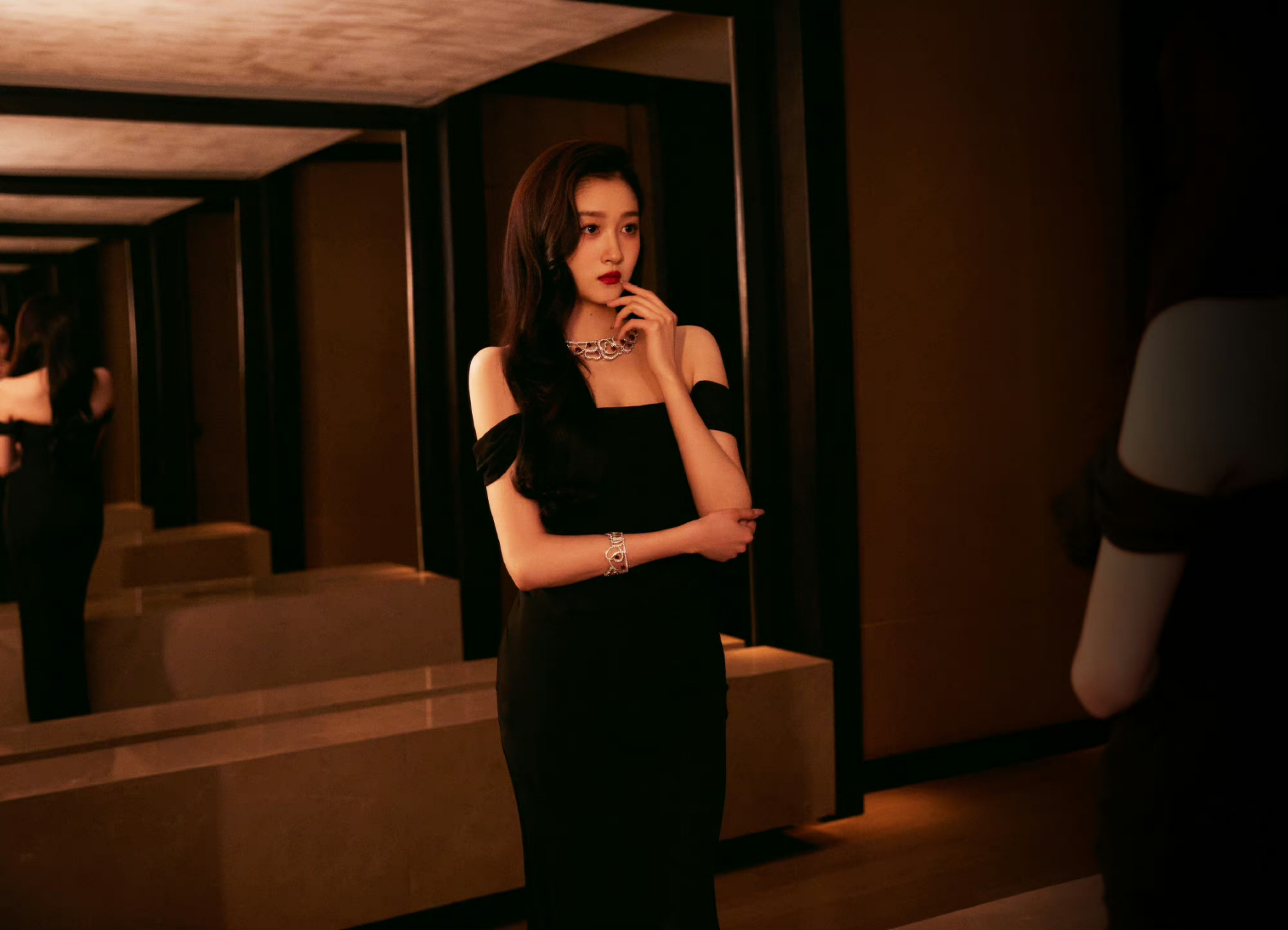 关晓彤黑色一字肩长裙活动组图,珠光宝气明艳夺目.#关晓彤