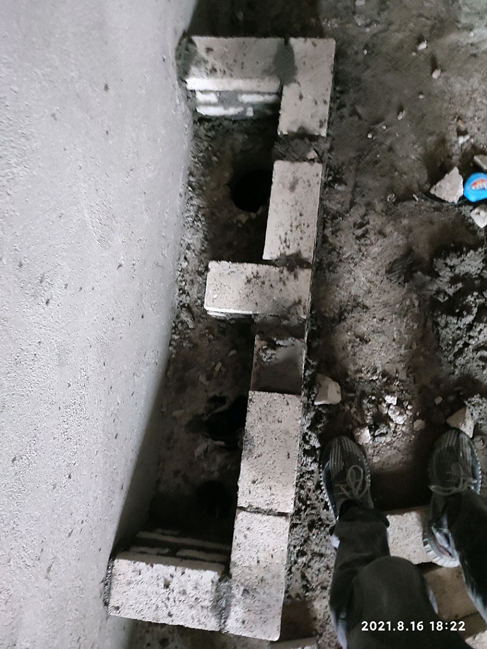 今天自己砌的配电柜底座,本来也喜欢砌墙这也是第一次砌墙,不过觉得