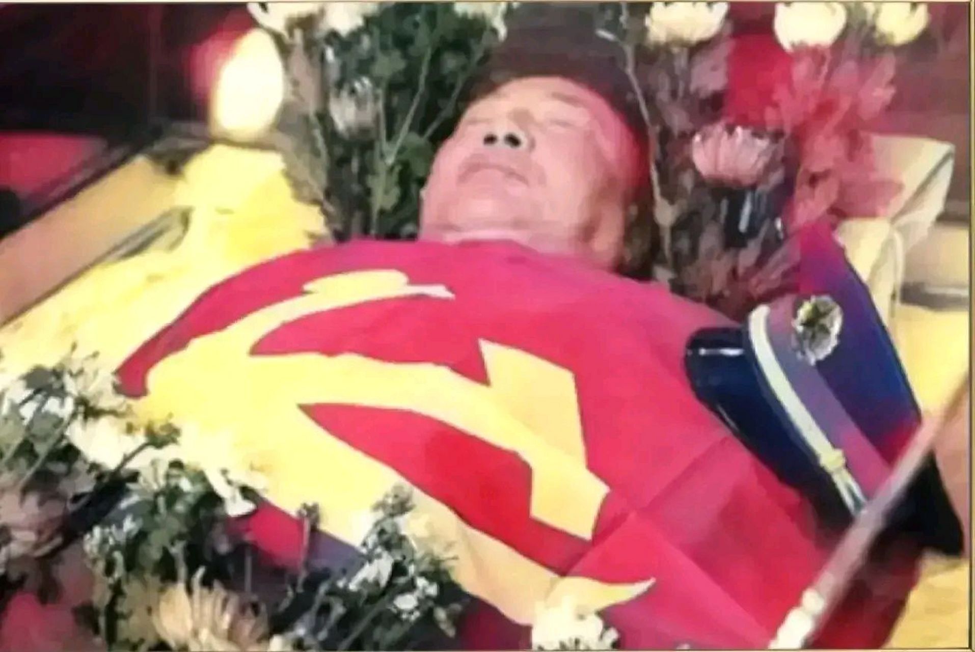 2005年,广州殡仪馆,古月病逝后,一张罕见的遗容照,只见他躺在鲜花丛中