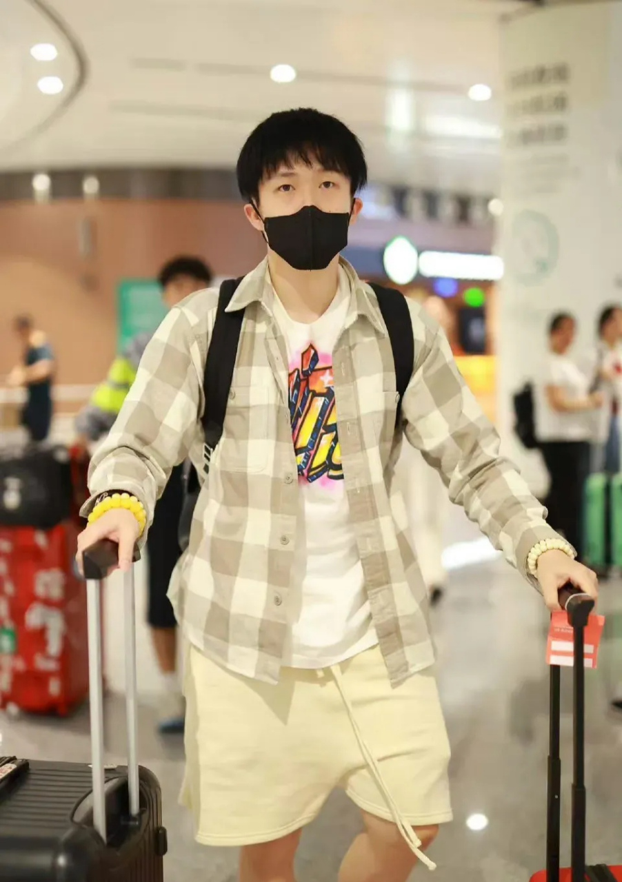 7月22日机场亮仔王楚钦icon,这一身穿搭太潮了,粉色系的衣服王楚钦穿