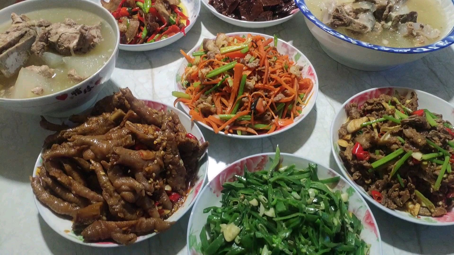 一一奶奶生日请客吃晚餐,拿出亲家母送的自酿葡萄酒老少品尝