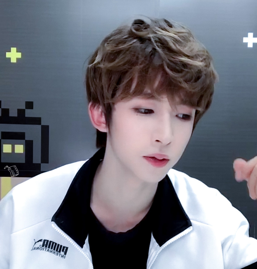 创造营4刘宇直播图片:我爱的白衣少年~