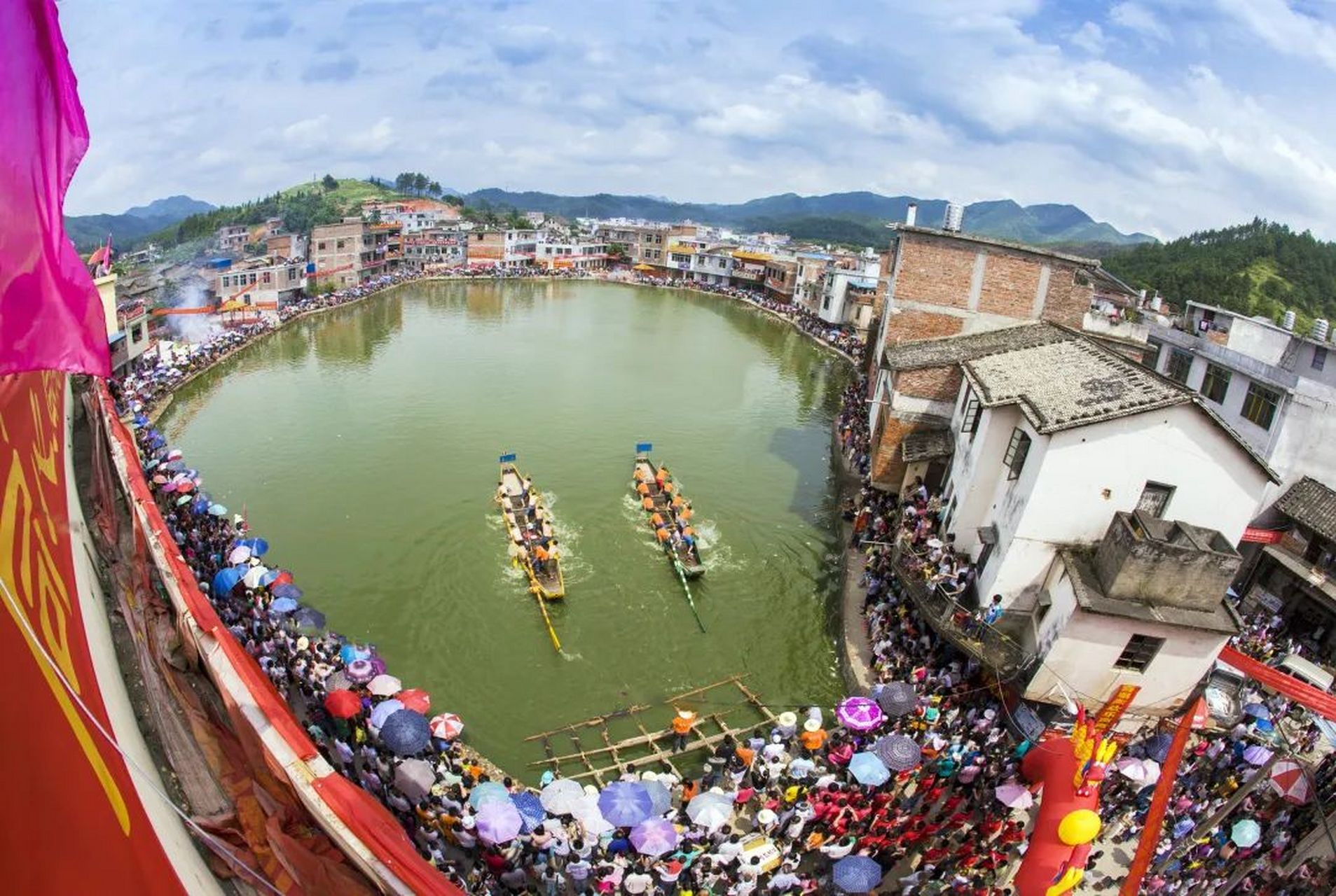 赣州龙南:文旅推介会 龙舟千人宴,今日杨村镇人山人海,热闹非凡!