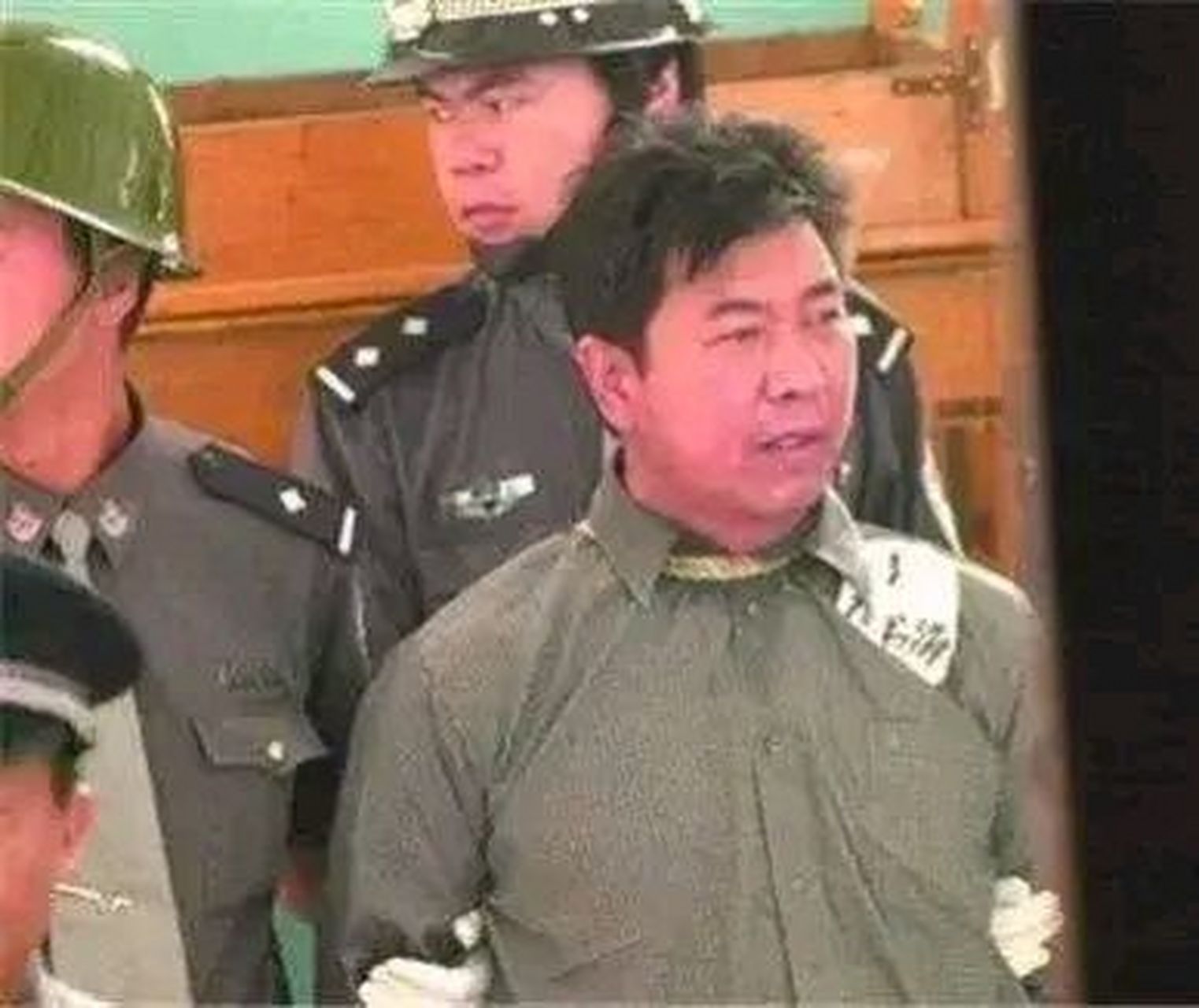 2000年,河南郑州,特大"银行抢劫案"主犯张书海icon,即将被处决前的一