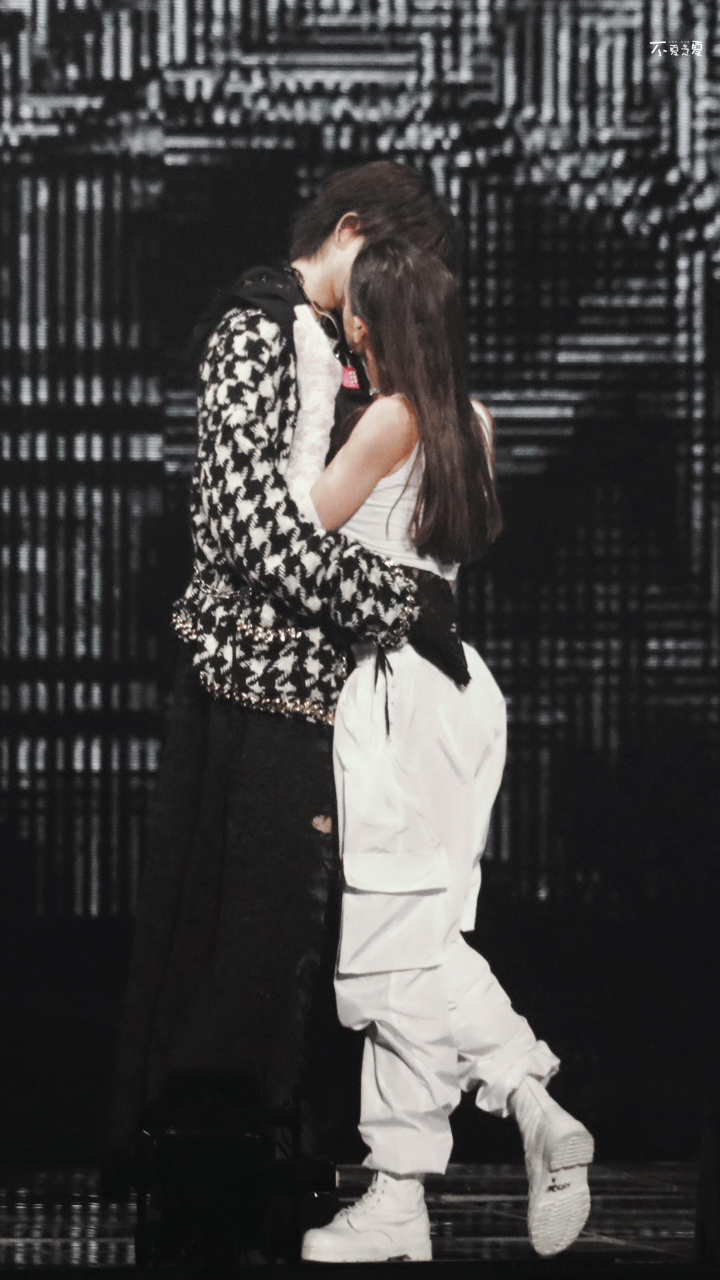 蔡徐坤澳门演唱会,和伴舞美女这是在接吻吗?