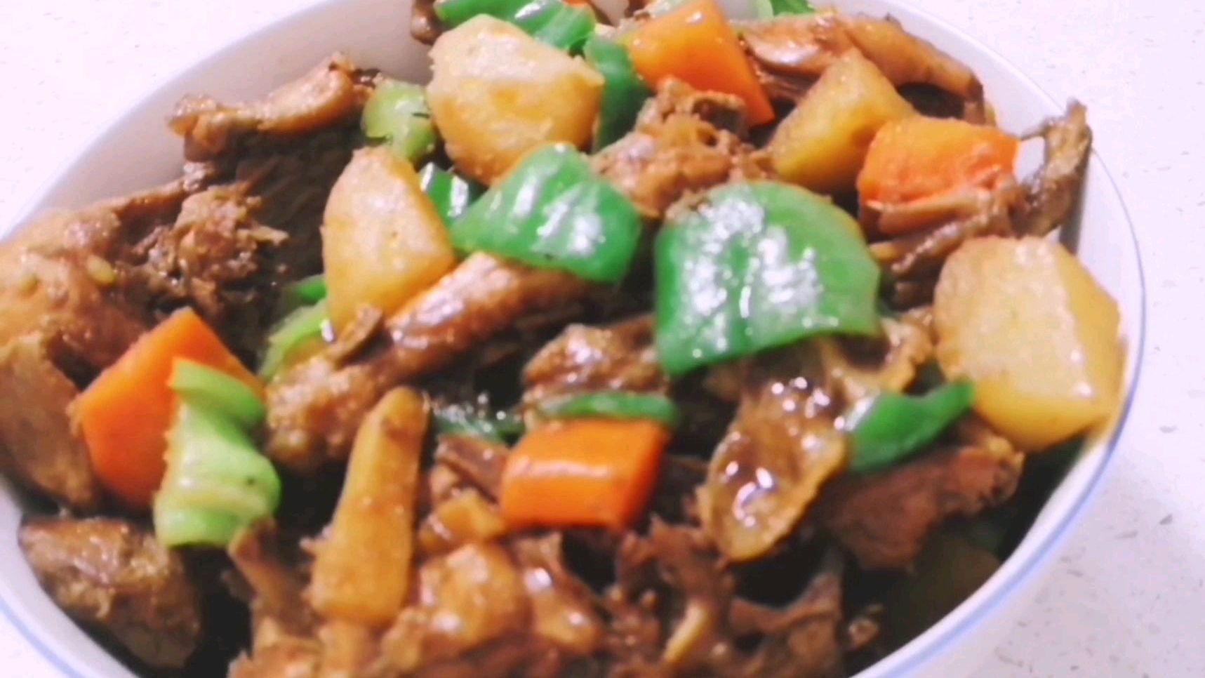 土豆炖鸡块的简单做法,鸡肉鲜香入味,土豆软糯,好吃的下饭菜