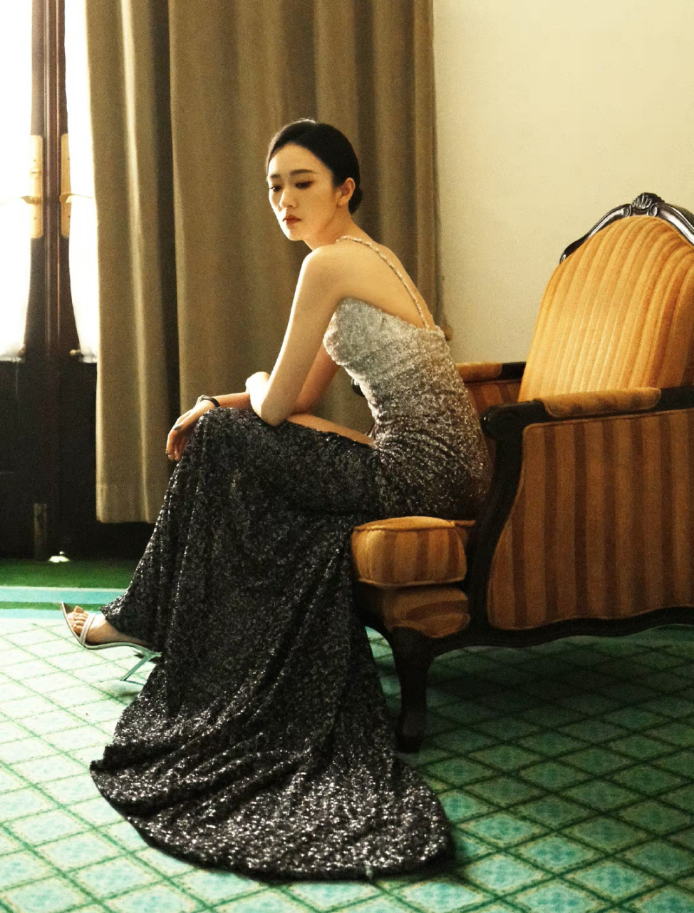 童瑶# 一袭鎏金渐变高开叉礼裙,肤白貌美的容颜,青春妩媚,窈窕曼玫哪