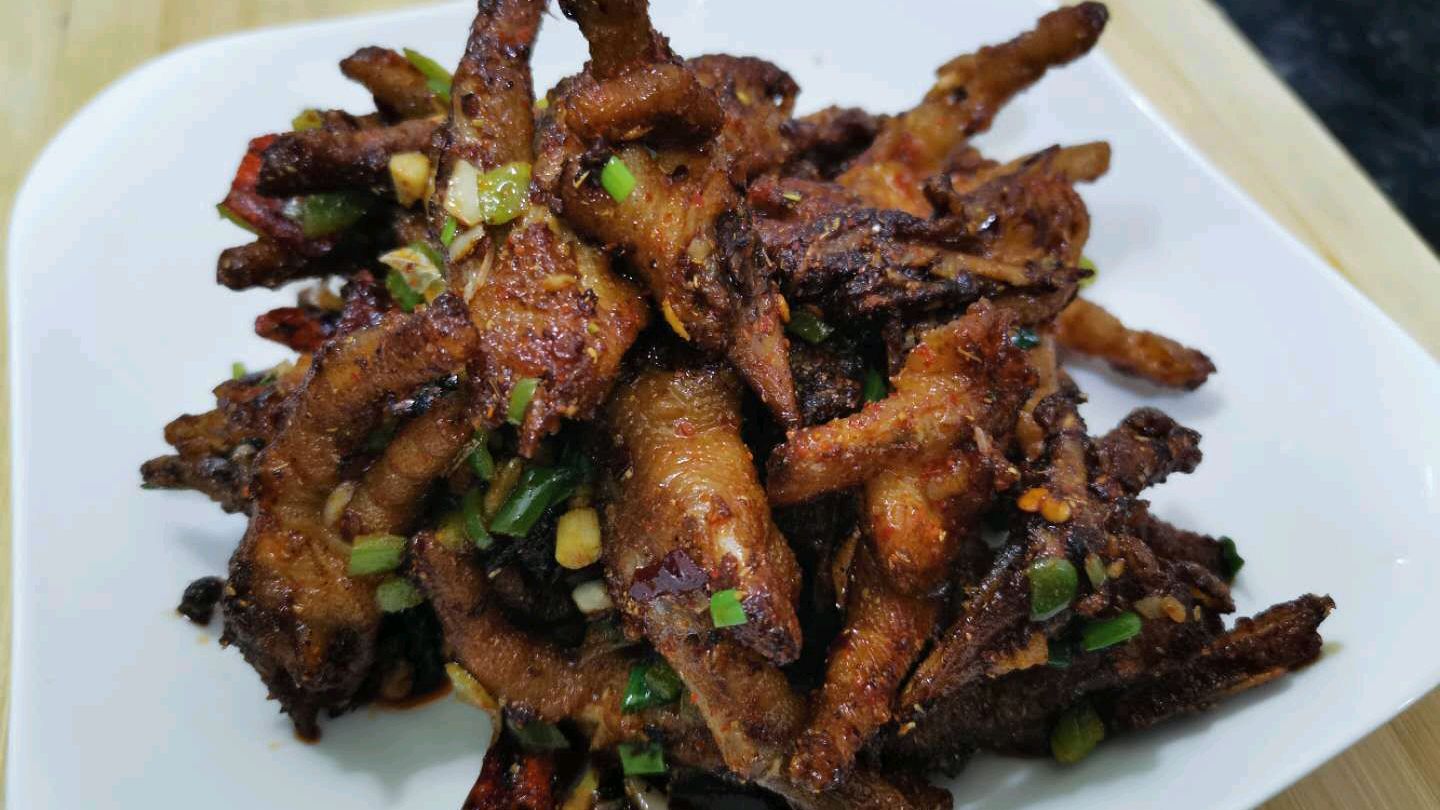 撇儿哥用独特的去腥方法,配上老干妈把鸡脚炒出烧烤的味道,巴适