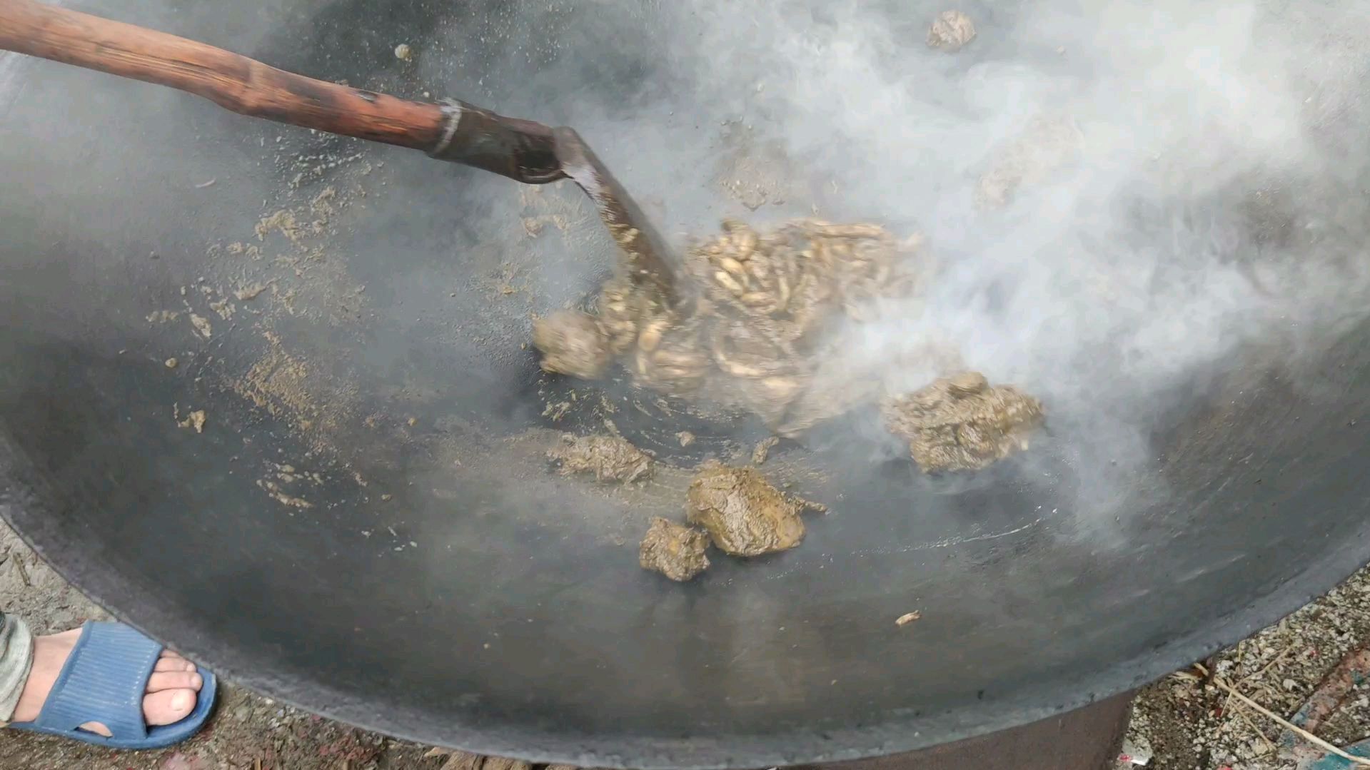 生喝羊血,羊肠子里面的草也不能浪费,炒香做配料