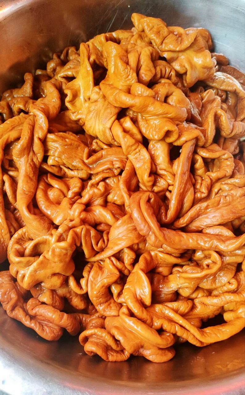 卤猪大肠的特别之处在于,煮熟后还要再烤一下,这样才能让大肠变得香