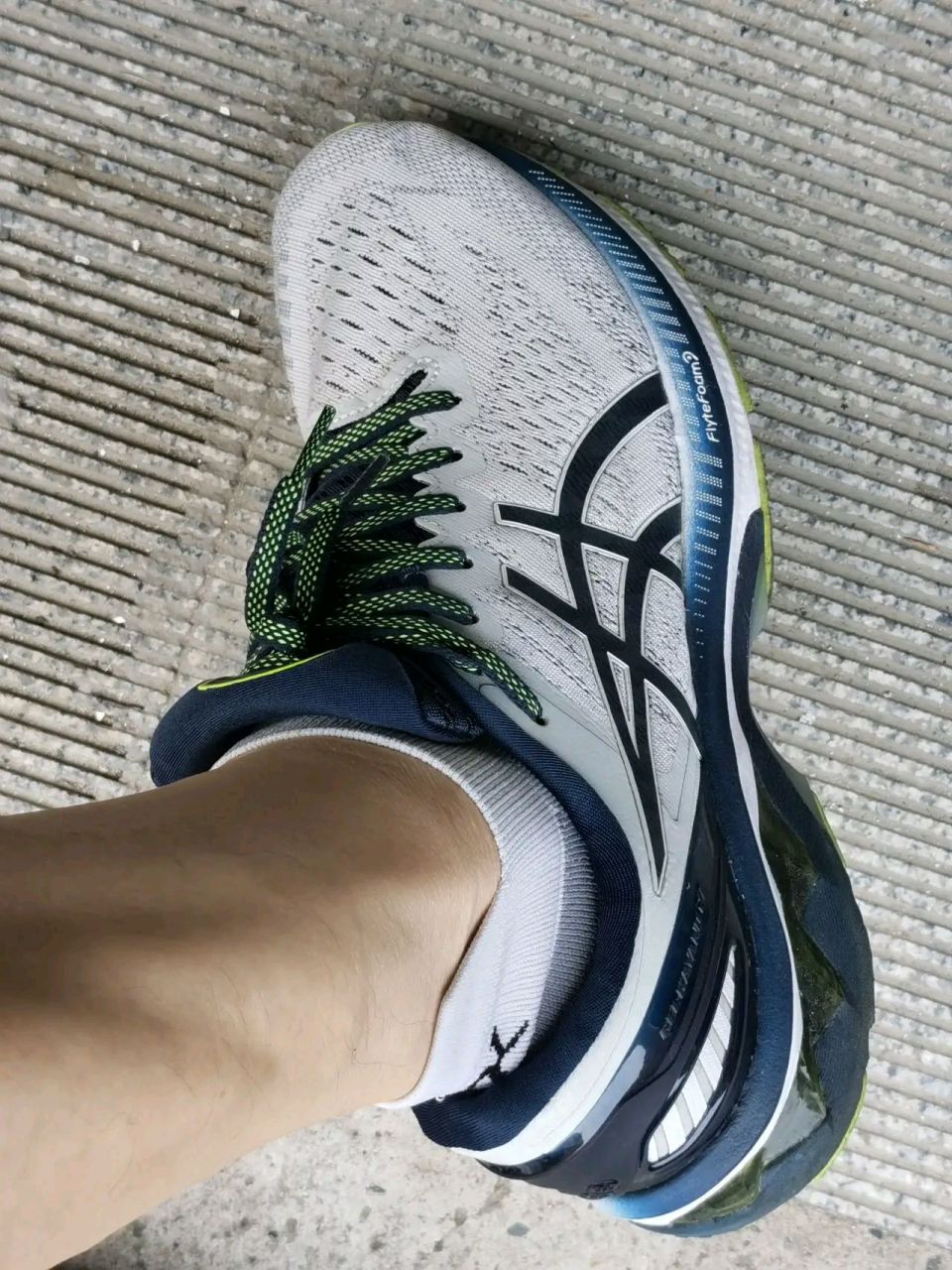 这双是两年前花一千多买的亚瑟士k27,当时啥也不懂,只知道这是名牌