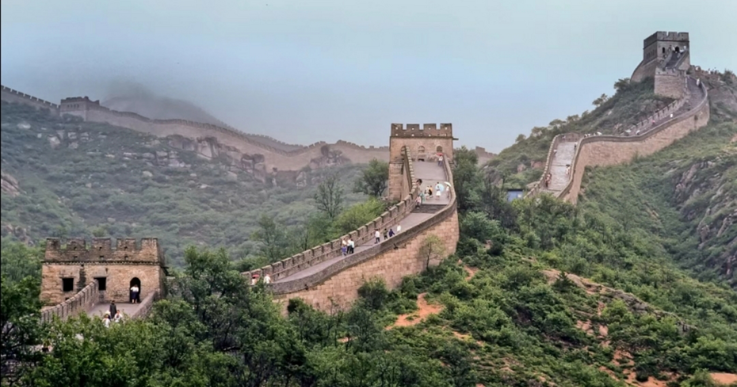 1981年,由外国记者拍摄的八达岭长城,蜿蜒如龙,连绵起伏,高大巍峨,游