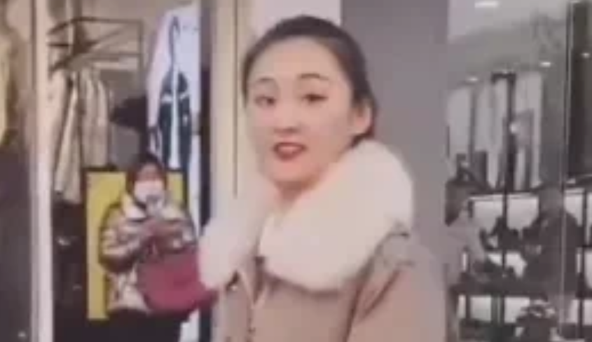 大衣哥儿媳朱亚男与女儿朱雪梅一同逛街画面曝光