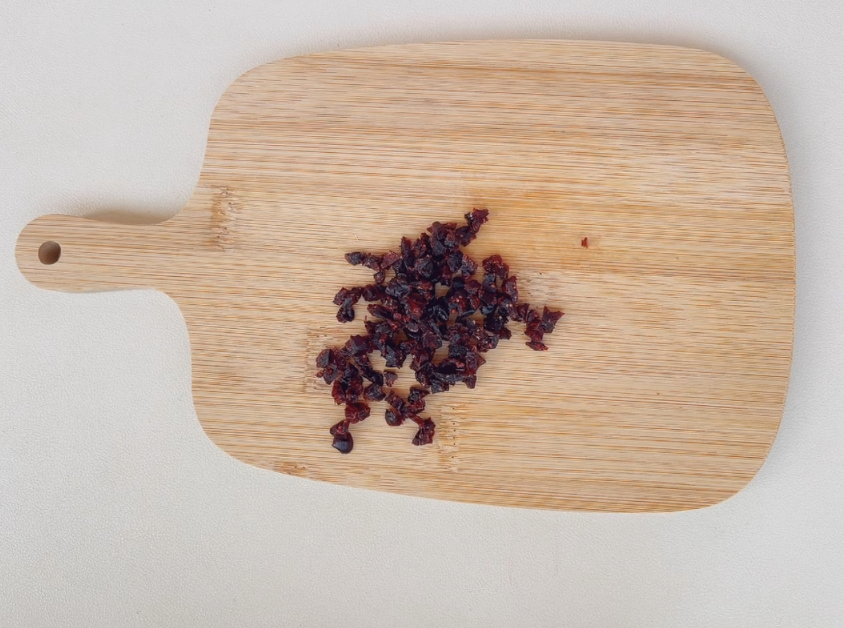 蔓越莓酸奶山药做法: 1,蔓越莓切碎 2,山药煮熟捣碎 3,山药泥加入