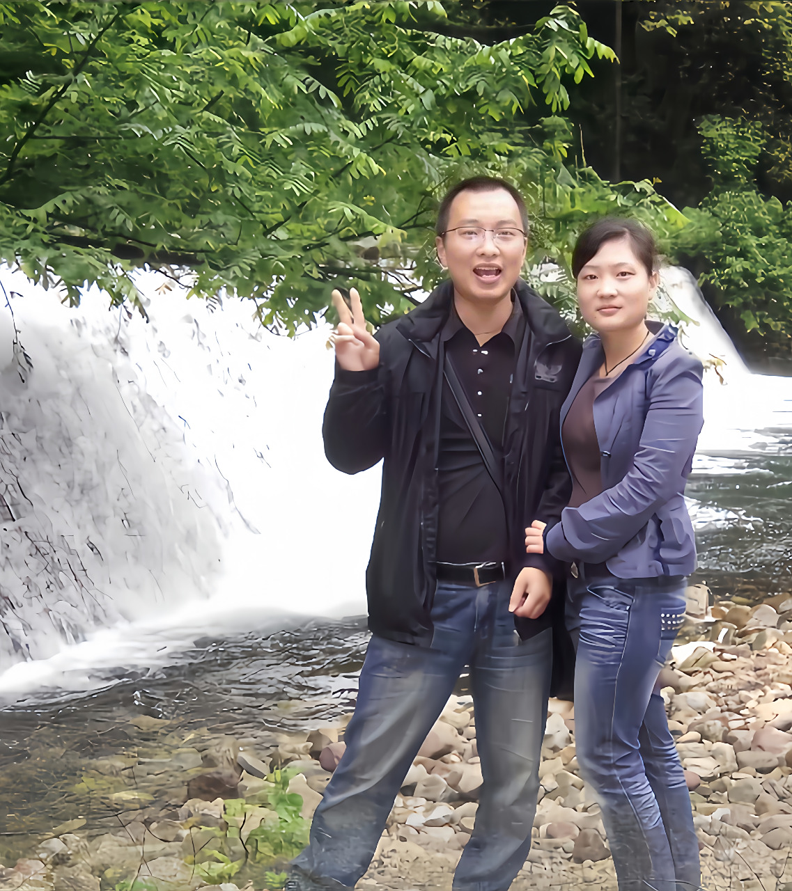 18年前,一对小夫妻在一个瀑布旁边合影.这是的他们30多岁,还很年轻