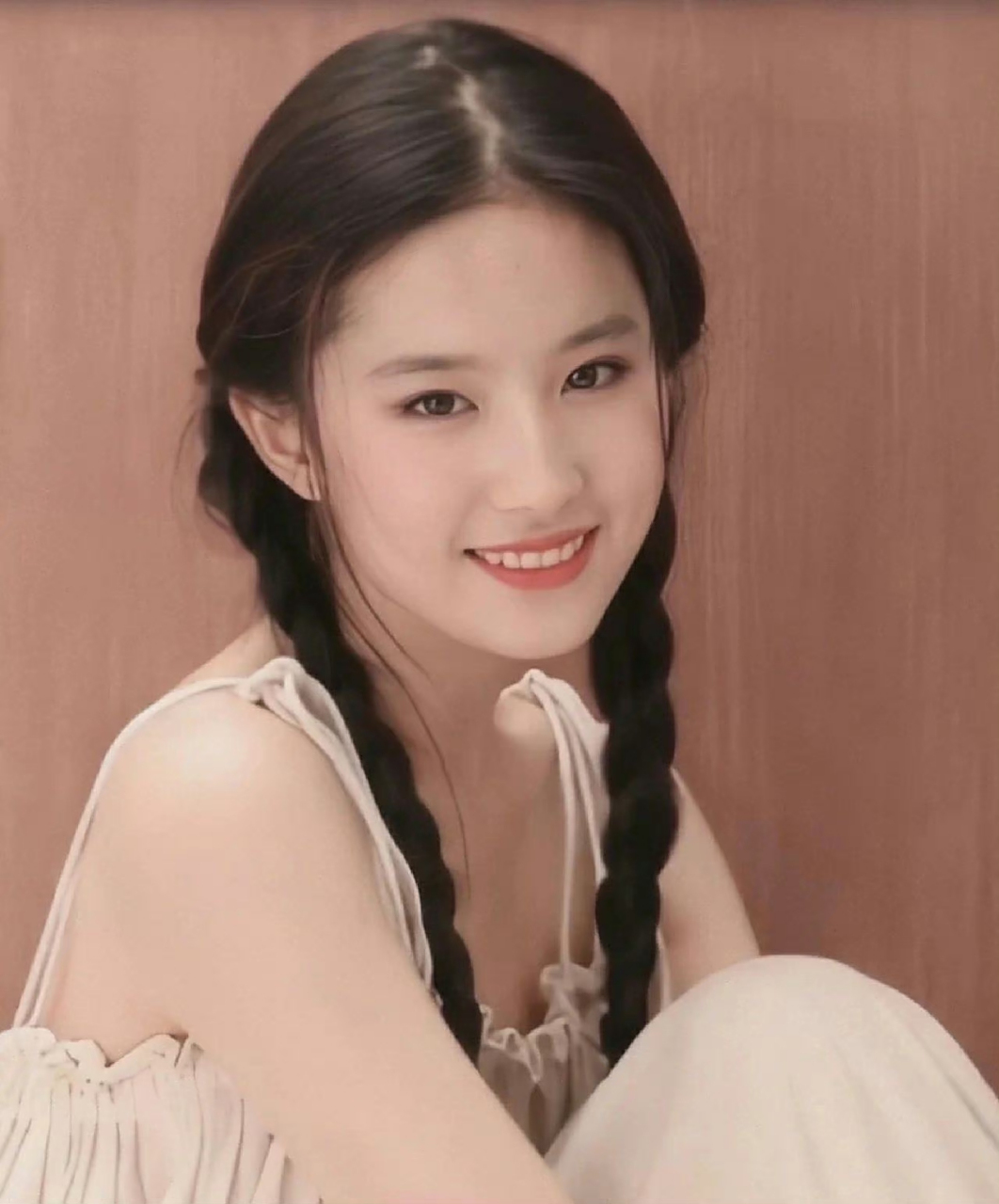 刘亦菲双马尾辫洋溢青春