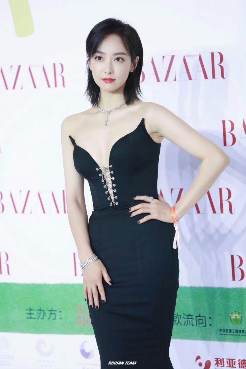 宋茜芭莎慈善夜造型.