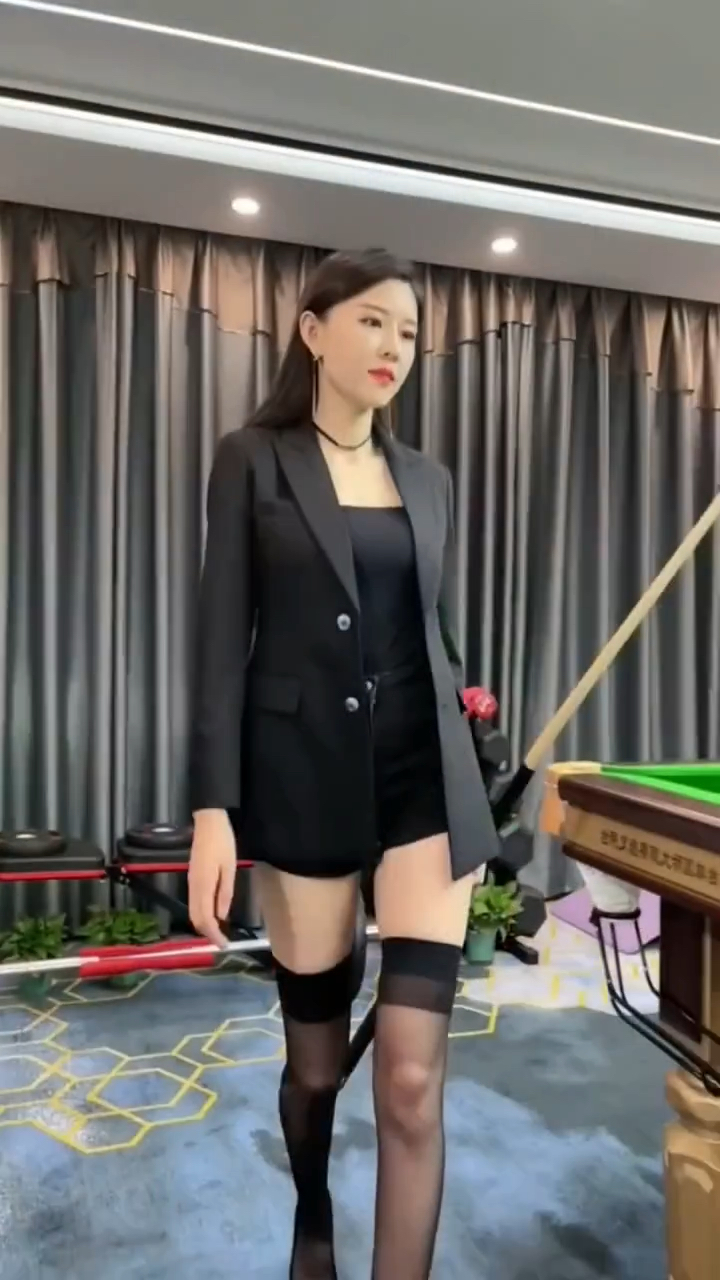 打台球的小姐姐真是又美又酷