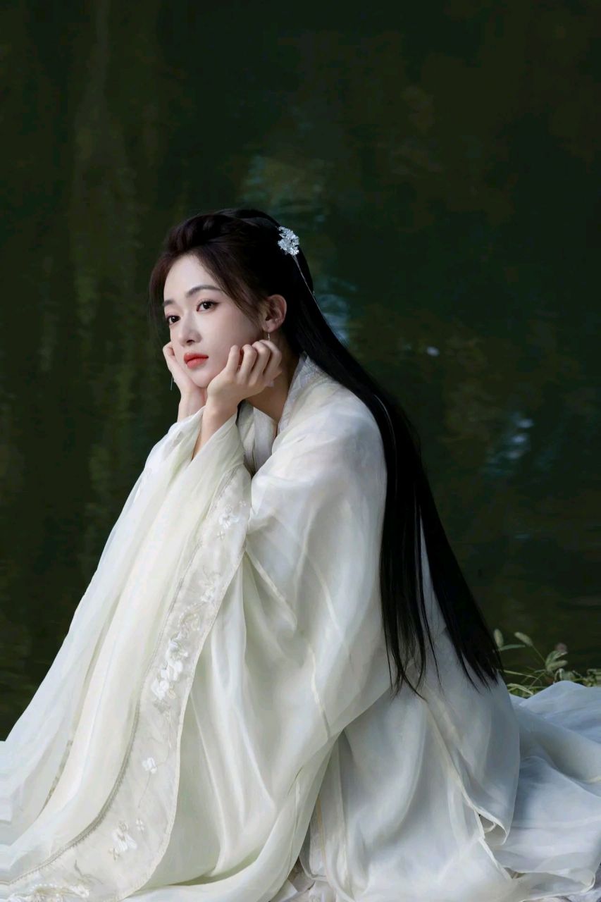 以前还get不到她的美,现在才觉得,天生丽质难自弃.