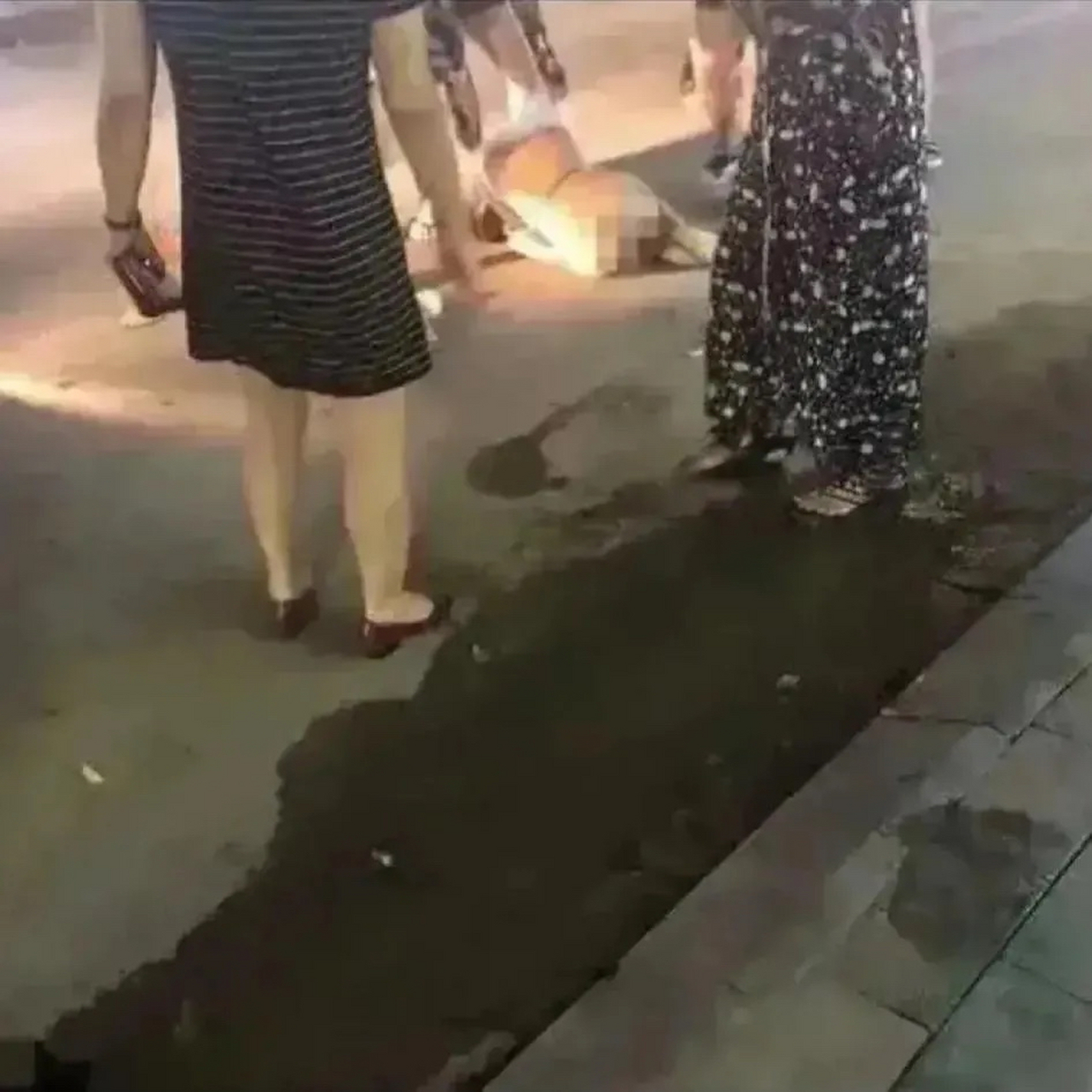 原配将小三当街扒光衣服进行暴力殴打,周围的亲友也纷纷参与其中.