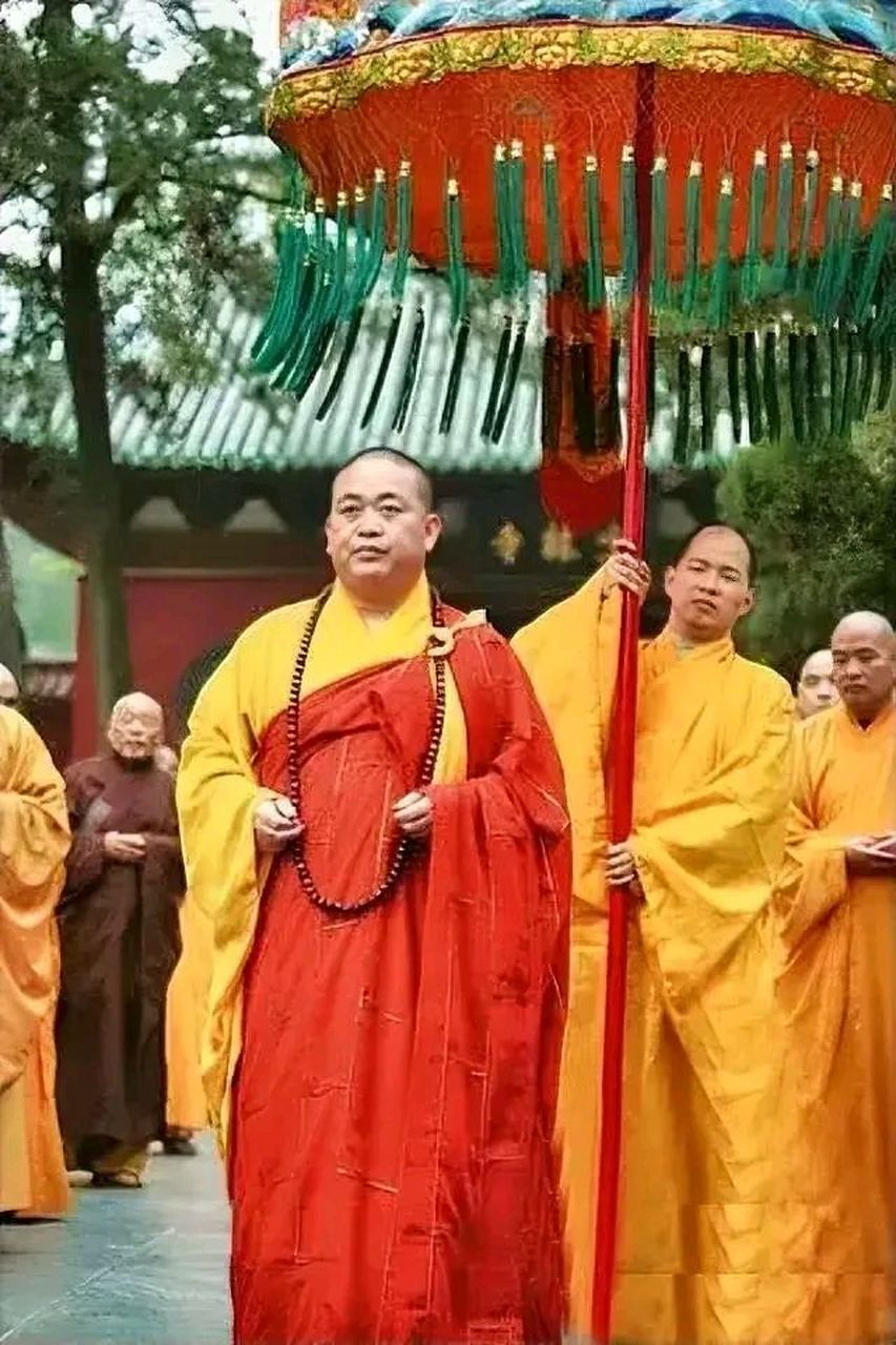 少林寺大和尚释永信出行的阵仗,就像当年的皇帝出行一样,排场多了