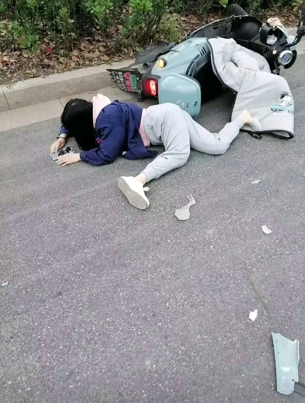 都撞成这样了,看样子腿都撞折了?