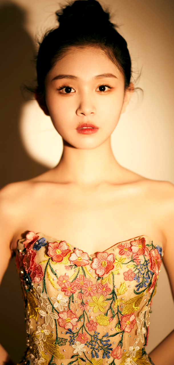 抹胸花裙丸子头美少女