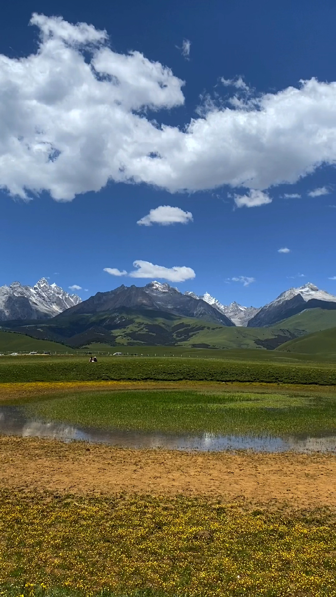 格聂之眼如同温柔的眼眸深情凝望挺拔的格聂群峰四川甘孜理塘县丁真