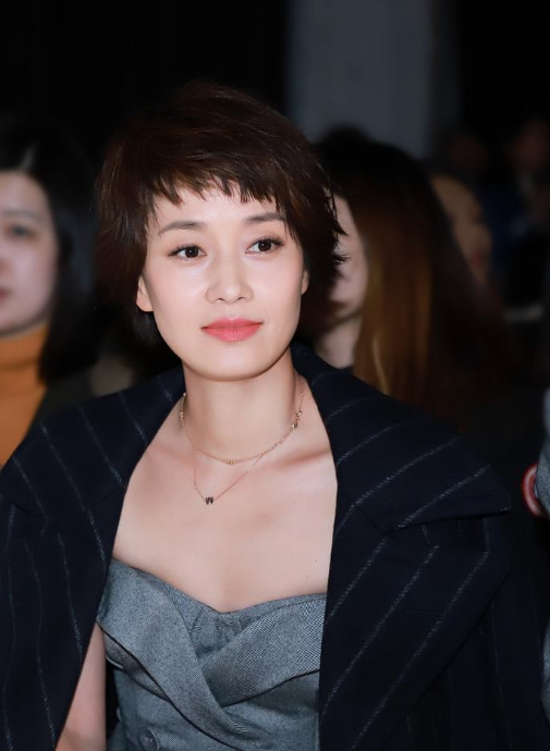47岁马伊琍素颜接孩子被曝光,脚踩人字拖,穿黑色连衣裙丰满有型