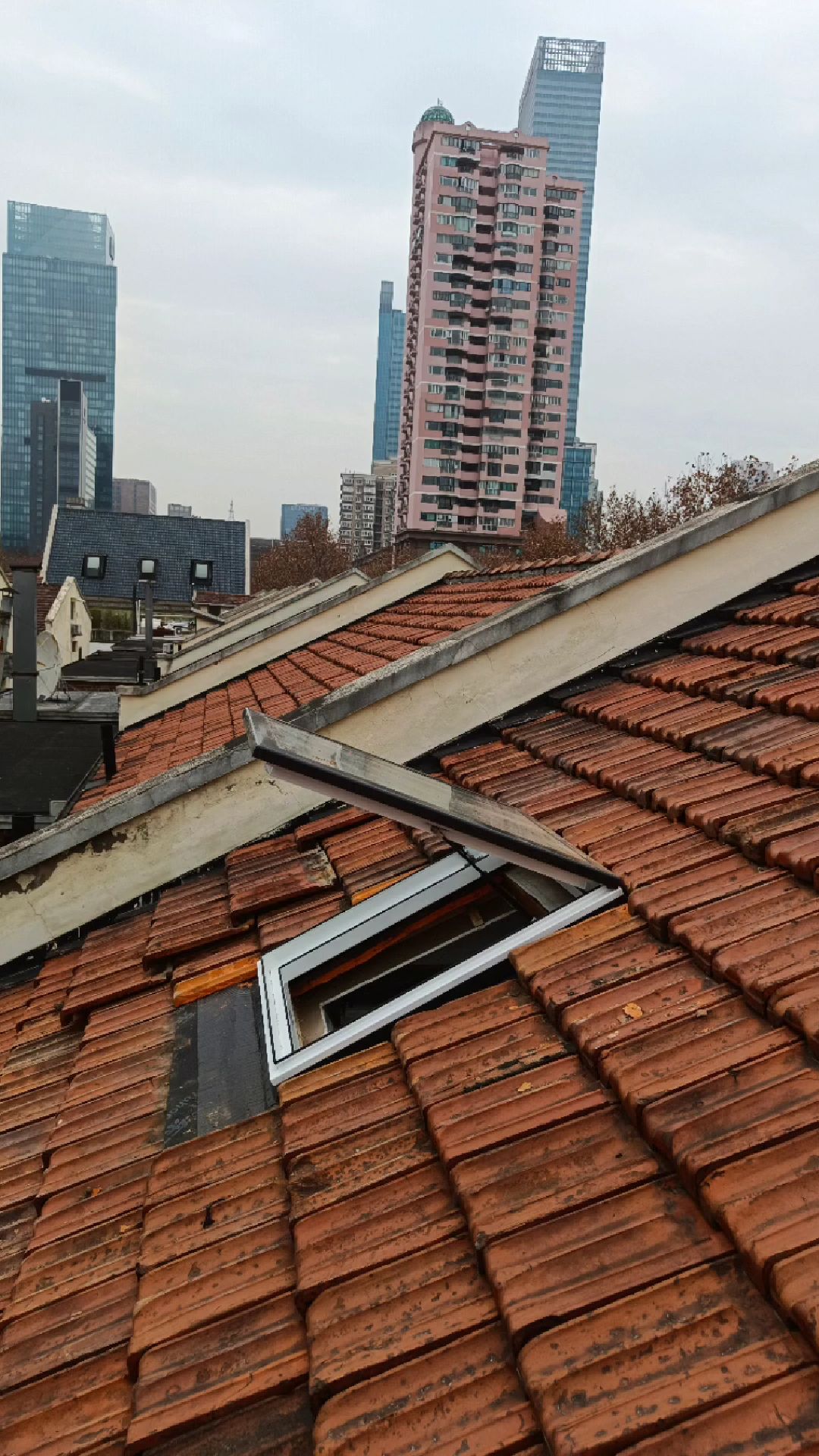 是新生,是换彩,琴岛之光,阁楼斜屋顶天窗,让老房子更有生机和活力