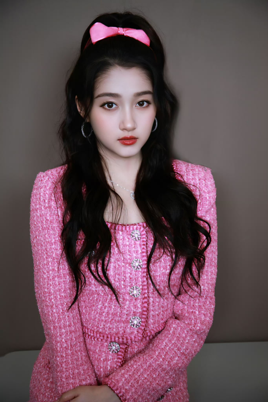 关晓彤粉色蝴蝶结# 关晓彤粉色蝴蝶结77粉色针织连衣裙,晓彤真岛妹
