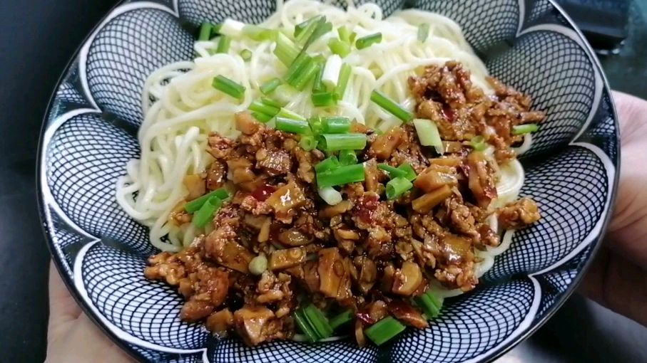教你做炸酱面,步骤和方法都告诉你,学会了比买的还好吃
