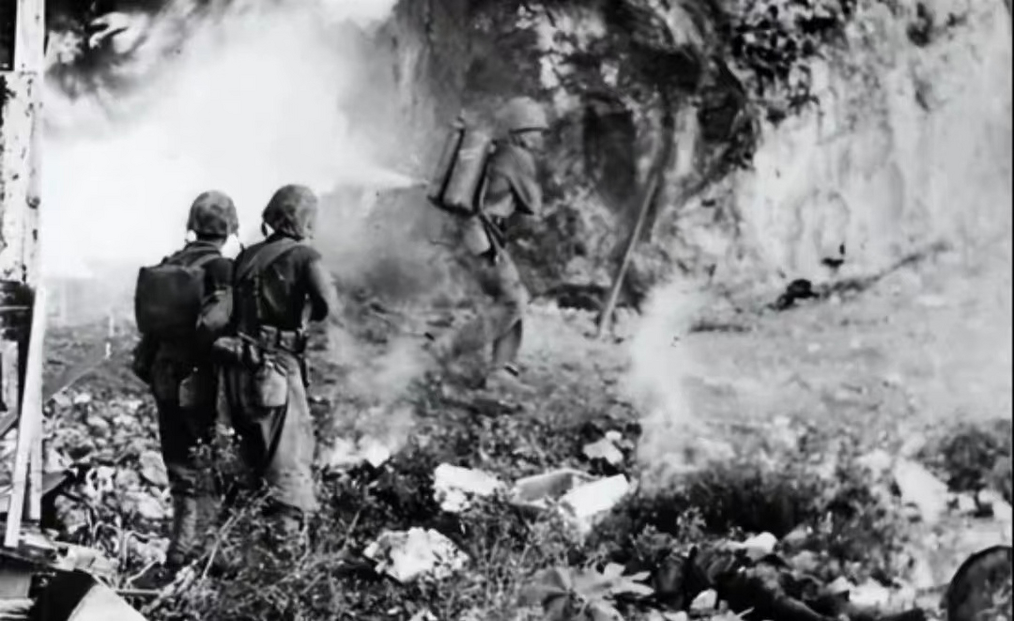 1945年,美日冲绳岛战役打的相当激烈,日军为了抵御美军的进攻更是无所
