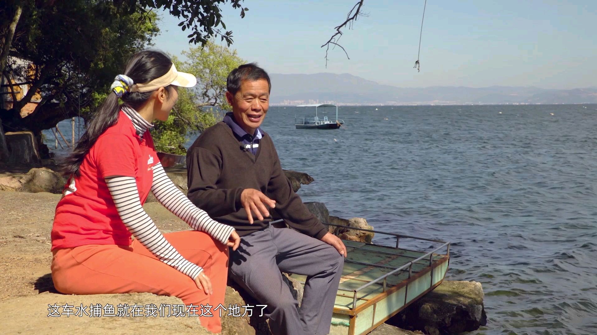 云南抚仙湖特有生物抗浪鱼,当地村民车水捕鱼,泡泡表示第一次见