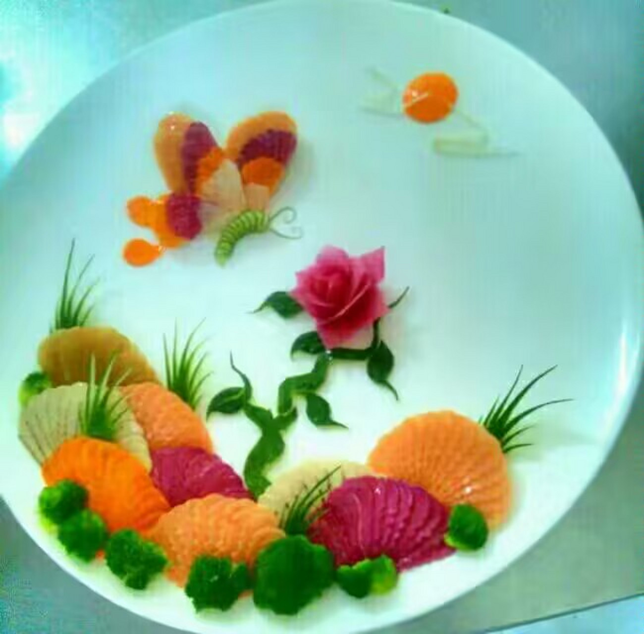 精美的蔬菜雕刻摆盘