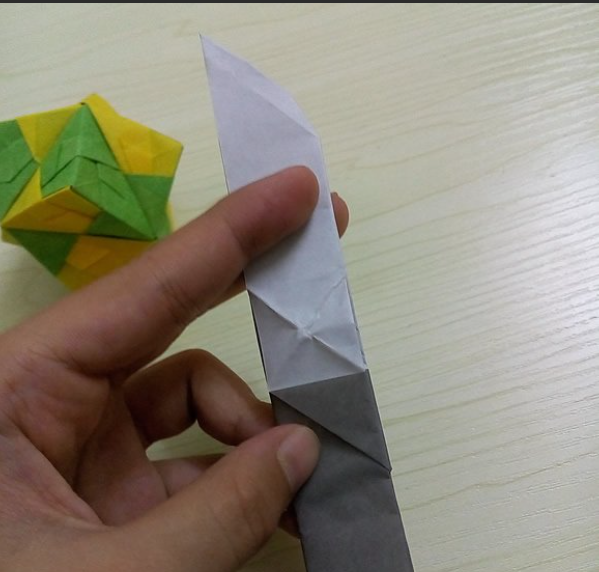 通过折叠纸张来创造出具有锋利刀锋的折纸作品