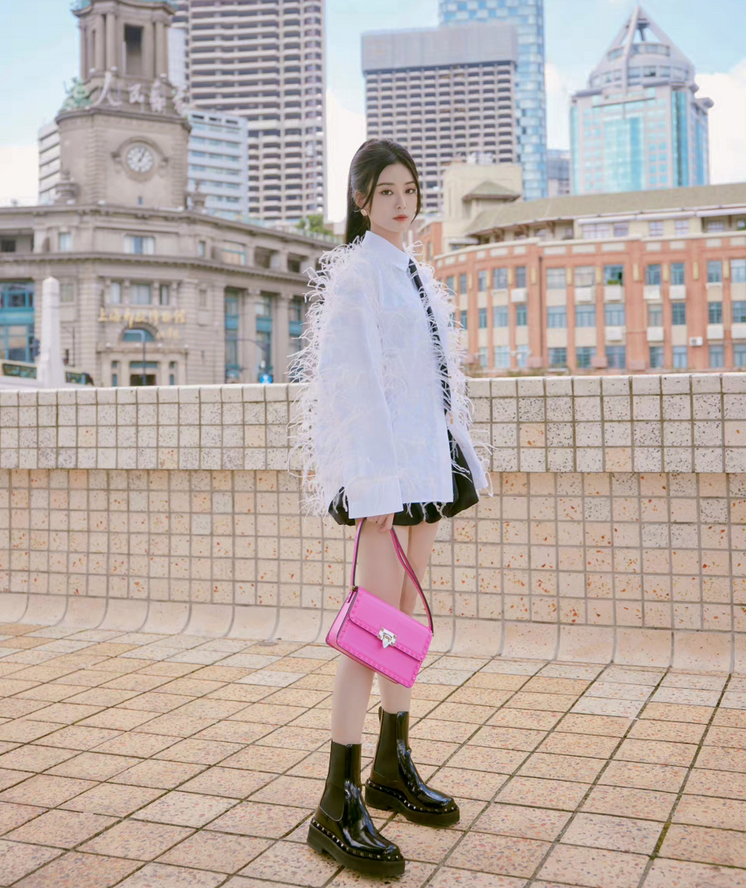 徐艺洋主打一个冷酷风,高挑身材冷酷的脸,给人一种"距离感"有木有