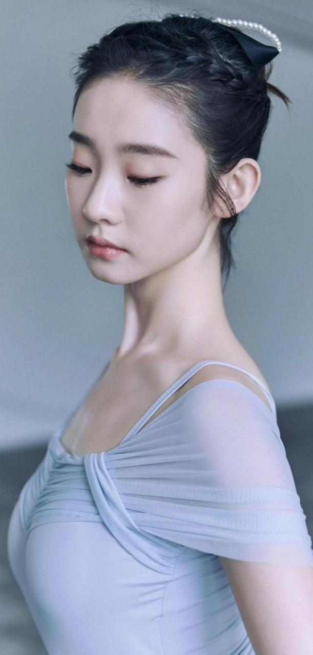 张艺凡 | 轻盈高雅得宛如水中的白天鹅,太惊艳了.