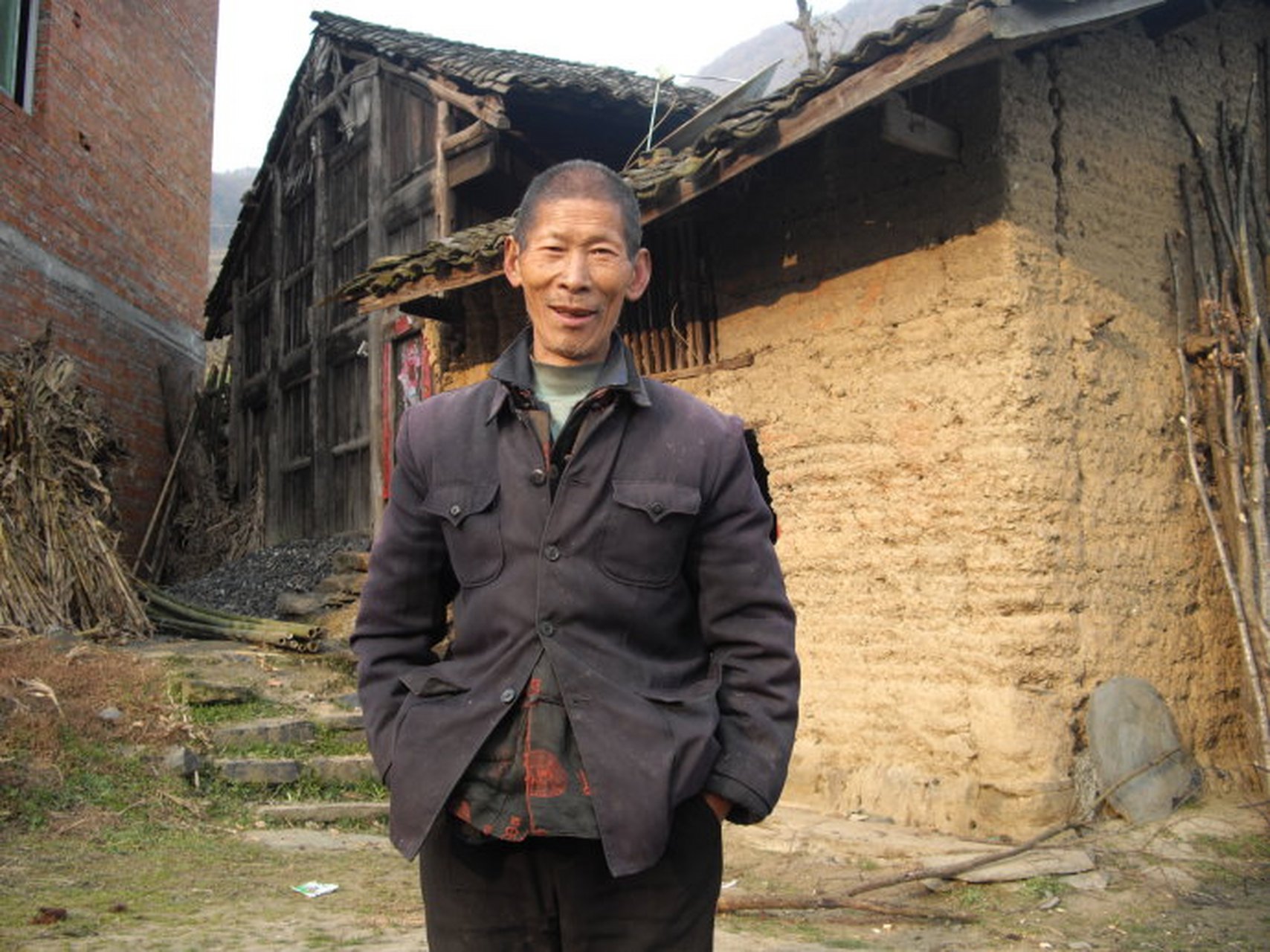 有人说农村单身汉很难有长寿的,一般五六十岁就去世了,家乡有几个单身