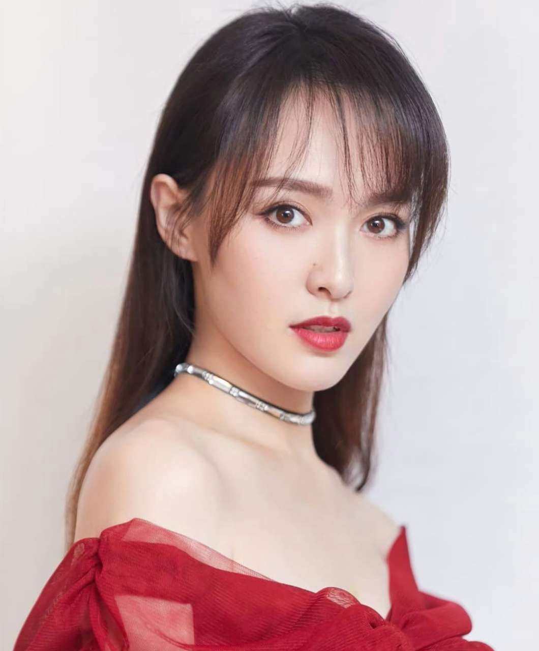 唐嫣# 一袭红色漏肩纱裙,清纯甜美的容颜,性感妖娆的身材,前凸后翘