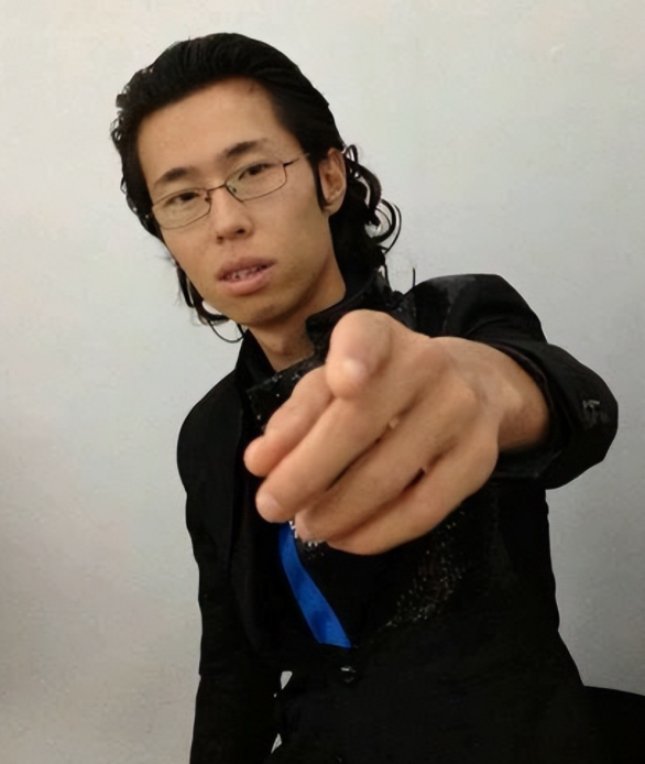 纪实恶搞"b哥"来求职,却因现场行为,惨被老板们吐槽:太恶心