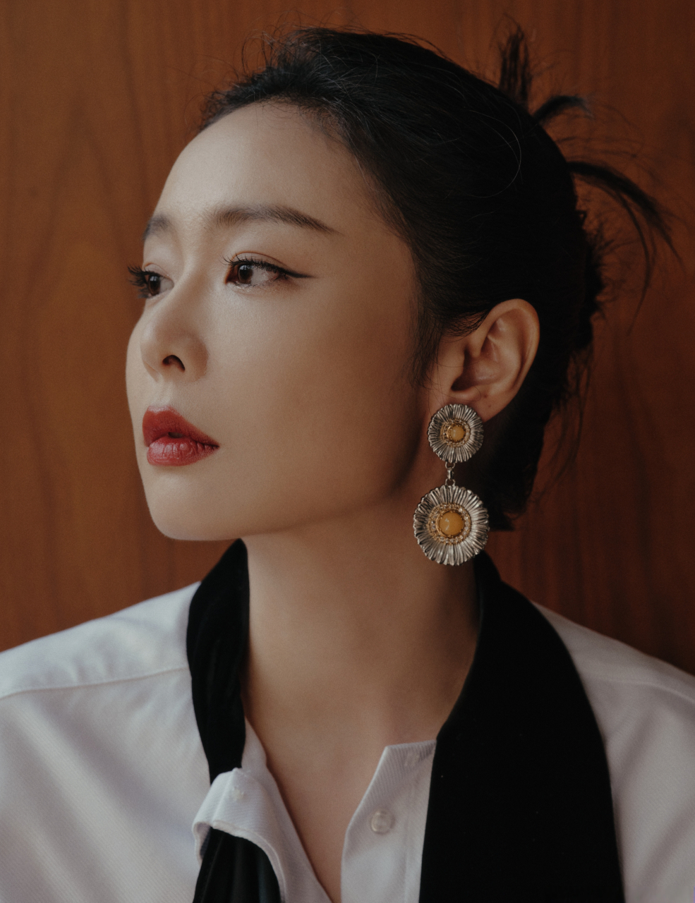 高叶一身黑白经典色穿搭,又美又飒,烈焰红唇,妆容精致,高级感十足!