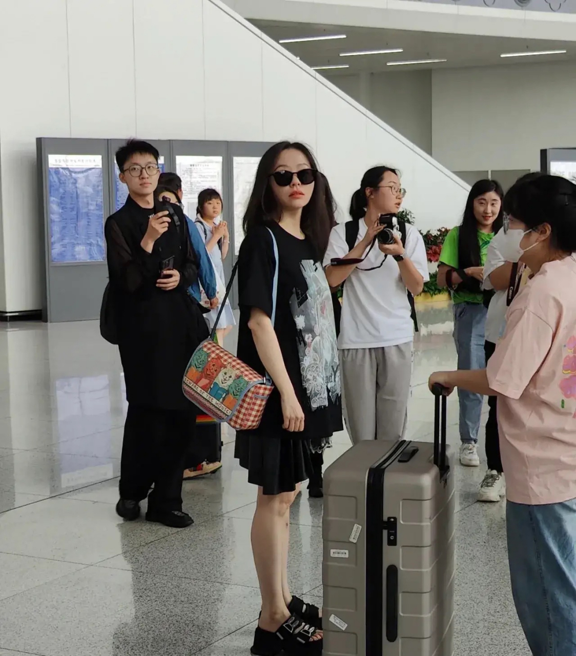 机场偶遇张靓颖,她本人个子不高很瘦很白,体重也就80斤左右,本人比