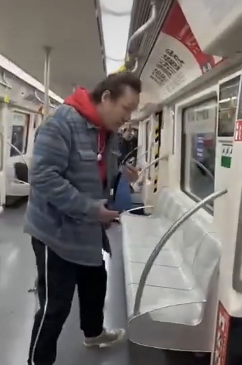 天津,两男子在地铁2号线车厢内,因为抢占座位,双方从言语冲突到最后大