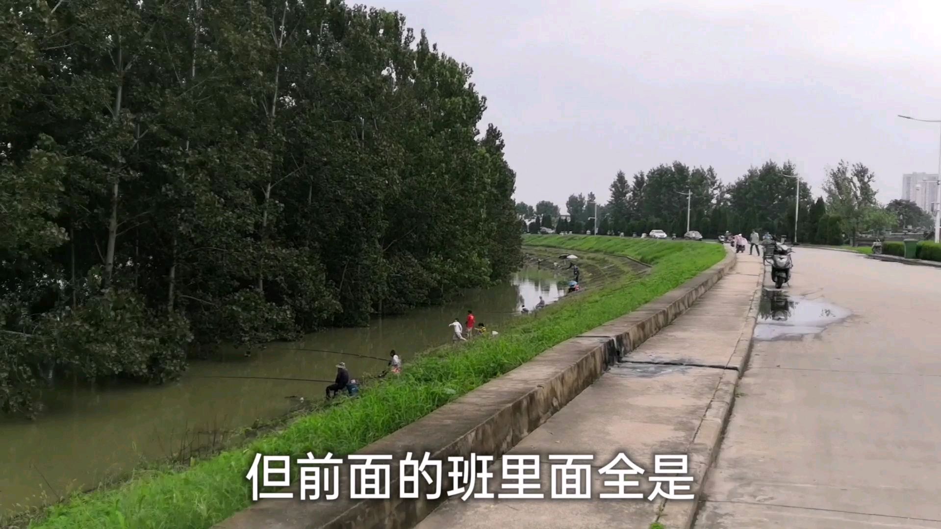 实拍蚌埠淮河大坝,水漫到半坡,坝下面有非常多钓鱼的,不危险吗
