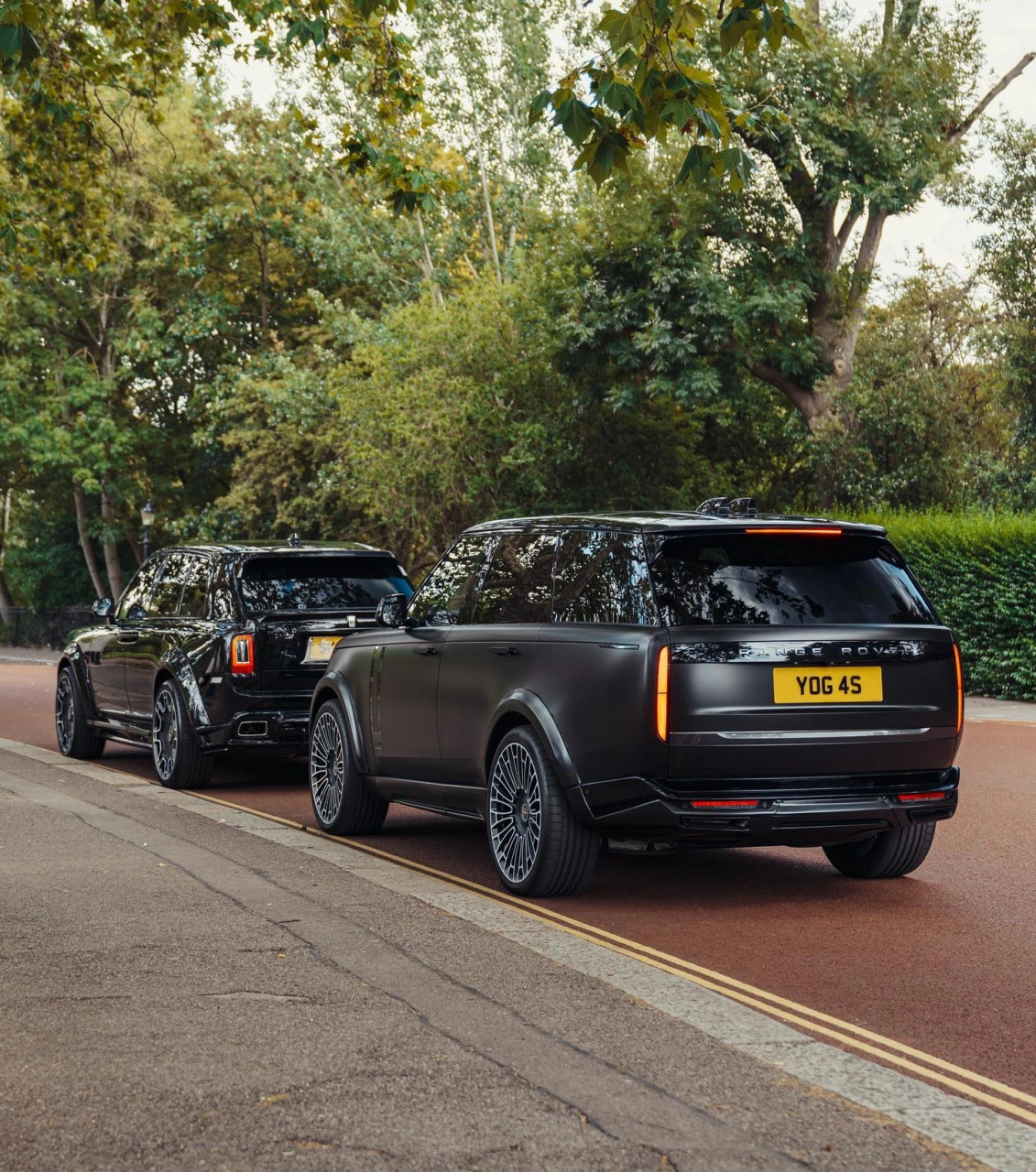 网上都说路虎揽胜是同级别最有排面的车型,那么遇上了劳斯莱斯库里南