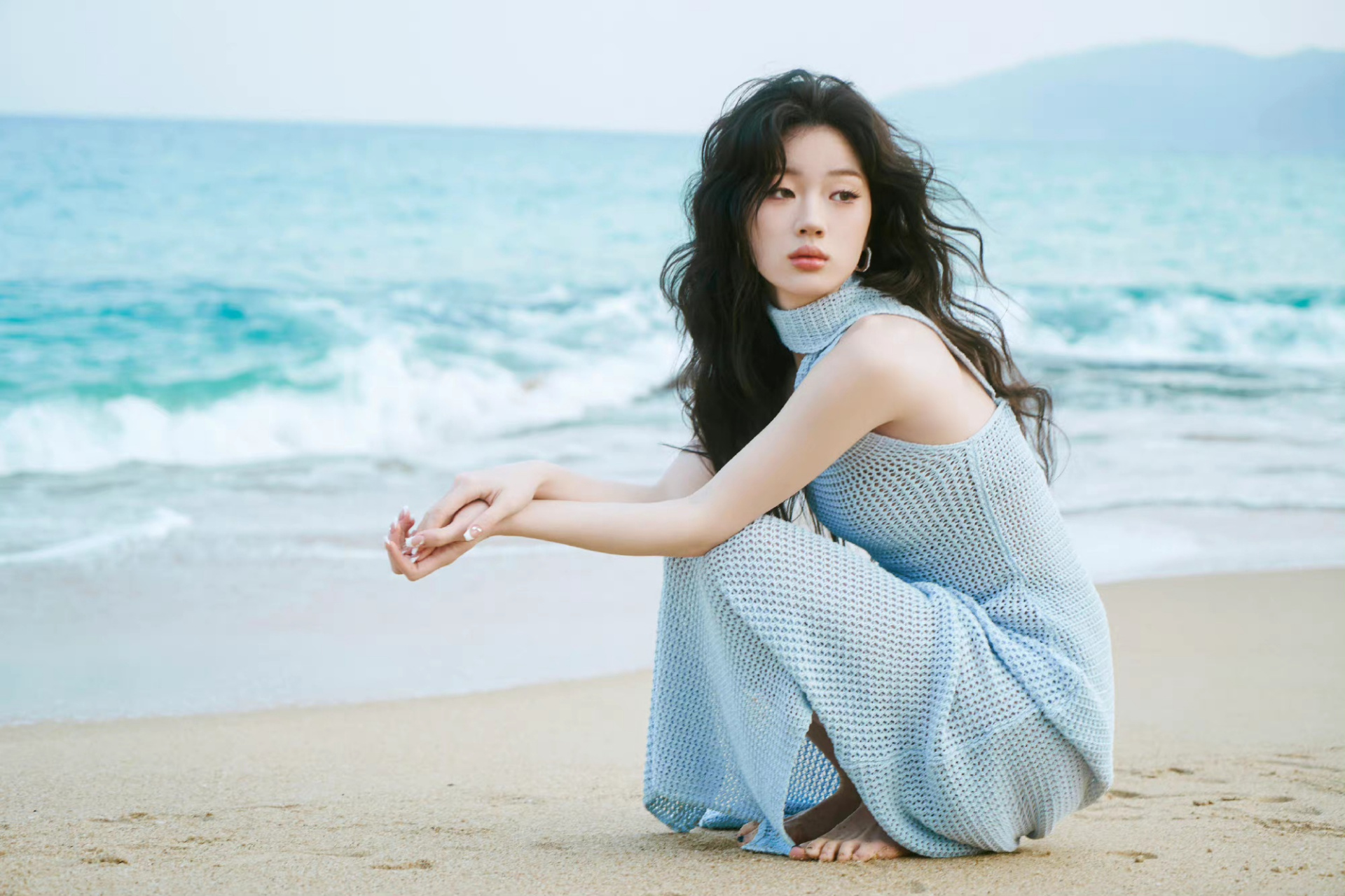 单依纯光着脚丫踩在沙滩上,应该很舒服吧?