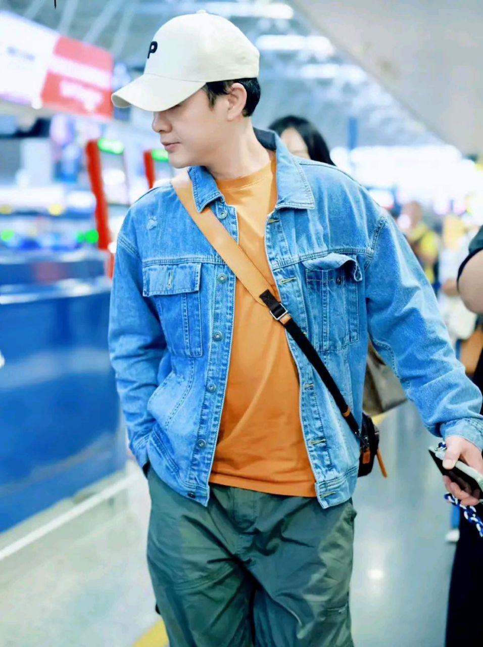 今天张颂文亮相西宁,他这次搭配的非常帅气,看上去特别的有大牌明星