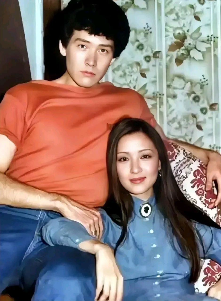 1989年,费翔和胡因梦,一张罕见的合影,照片中的两人,可谓是郎才女貌.